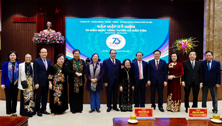 Các đồng chí lãnh đạo, nguyên lãnh đạo Quốc hội và các đại biểu tại buổi gặp mặt. (Ảnh: DUY LINH) Hà Nội gặp mặt đại biểu Quốc hội qua các thời kỳ -0