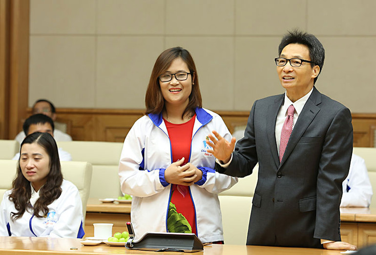 Đồng chí Vũ Đức Đam đến từng bàn, lắng nghe và chia sẻ cùng các đại biểu giáo viên dân tộc thiểu số dự chương trình "Chia sẻ cùng thầy cô" năm 2020. Phó Thủ tướng Vũ Đức Đam gặp mặt Đoàn đại biểu