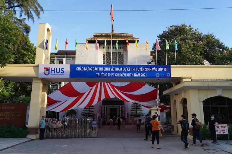 Hơn 5.000 thí sinh dự thi vào hai trường chuyên ngữ và chuyên tự nhiên -0