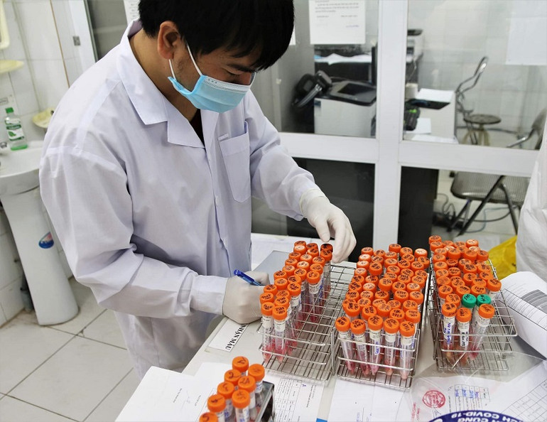 “Trắng đêm” nơi tuyến đầu xét nghiệm tìm ca nhiễm Covid-19 -0