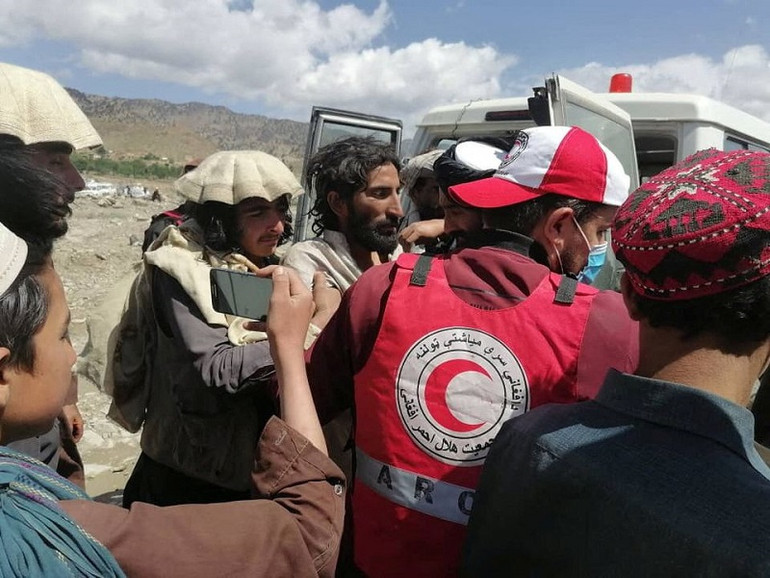 Các bác sĩ và tình nguyện viên của Hiệp hội Trăng lưỡi liềm đỏ Afghanistan vận chuyển các nạn nhân bị thương trong trận động đất đến bệnh viện ở huyện Spera, tỉnh Khost. (Ảnh: REUTERS) Afghanistan kêu gọi viện trợ nhân đạo khẩn cấp sau thảm họa động đất -0