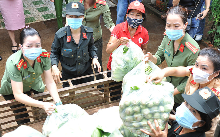 Triệu triệu trái tim chung nhịp đập -0