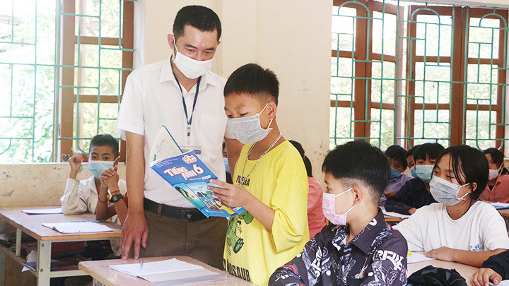 Thiếu giáo viên dạy các môn tiếng Anh, Tin học theo Chương trình giáo dục phổ thông mới xảy ra ở nhiều tỉnh. Ảnh: TTXVN “Ăn đong” vì thiếu giáo viên -0