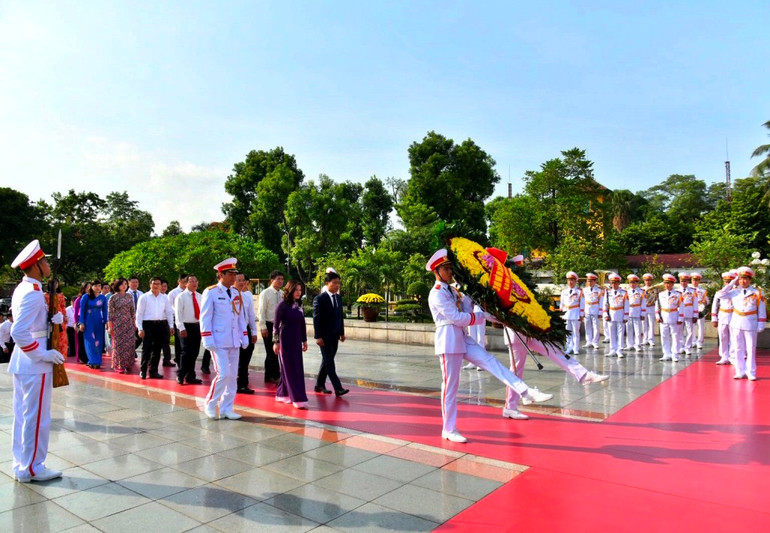 Đoàn đại biểu Bộ Lao động - Thương binh và Xã hội đặt vòng hoa tưởng niệm các Anh hùng liệt sĩ. Lãnh đạo Đảng, Nhà nước tưởng niệm các Anh hùng liệt sĩ -0