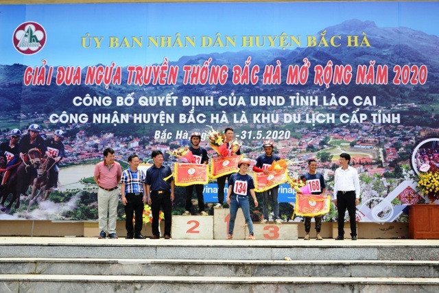 Lần đầu tiên có nữ “kỵ sĩ” tham gia đua ngựa thồ trên cao nguyên trắng Bắc Hà ảnh 6