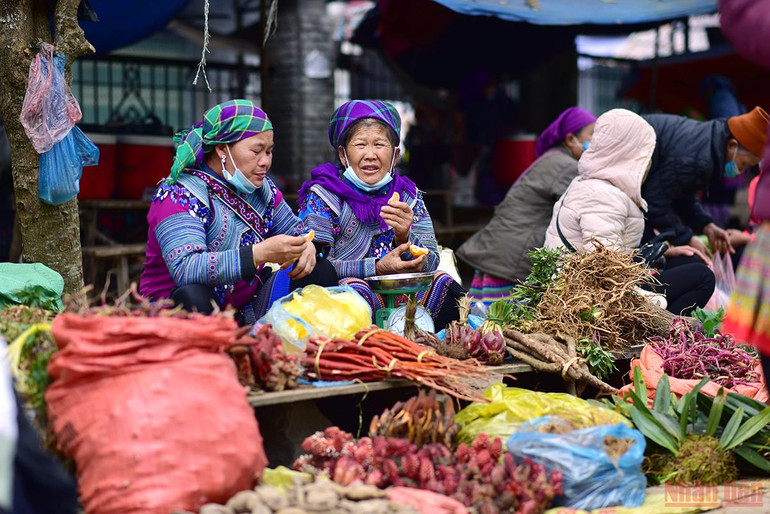 Độc đáo cảnh mẹ địu con đi chợ phiên Bắc Hà ngày giáp Tết -0