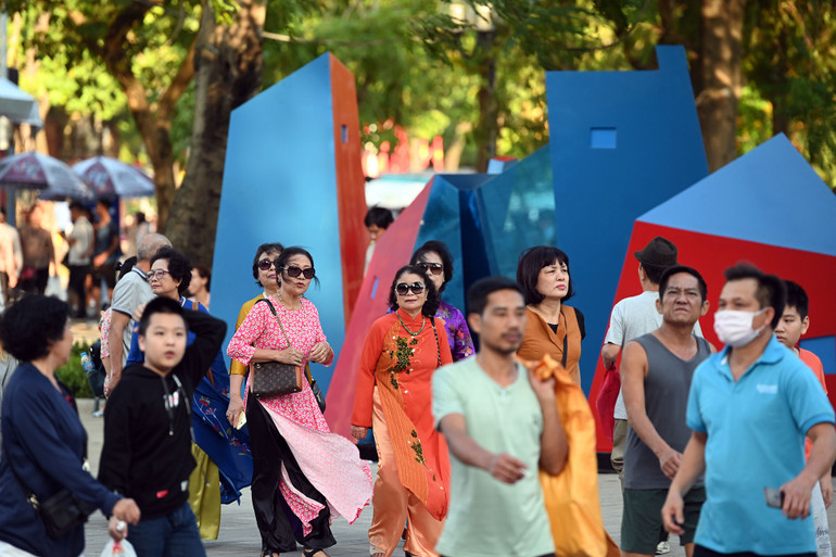 Lơ là phòng dịch, nhiều người dân “quên” đeo khẩu trang tại nơi công cộng -0