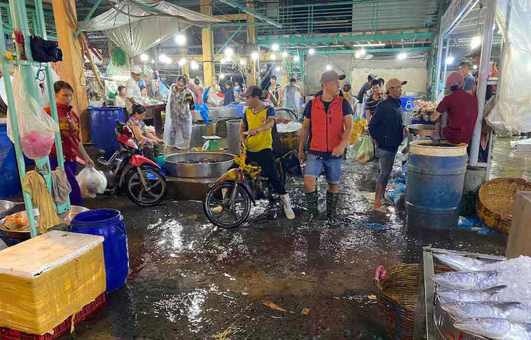 Chợ đầu mối thuỷ hải sản ở An Giang xả thải trực tiếp ra sông Hậu -0