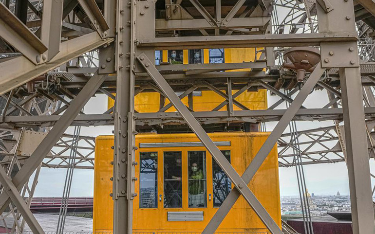 Sau gần 9 tháng, du khách đã được ngắm toàn cảnh Paris từ Tháp Eiffel -0