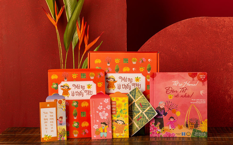 Bộ "Đón Tết về nhà" và phong bao "Mở ra là thấy Tết" của Lion Books. (Ảnh: Lion Books) Sách Tết “đến hẹn lại lên” -0
