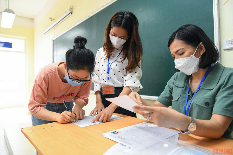 Thí sinh Hà Nội làm thủ tục dự thi tốt nghiệp THPT năm 2022 -0