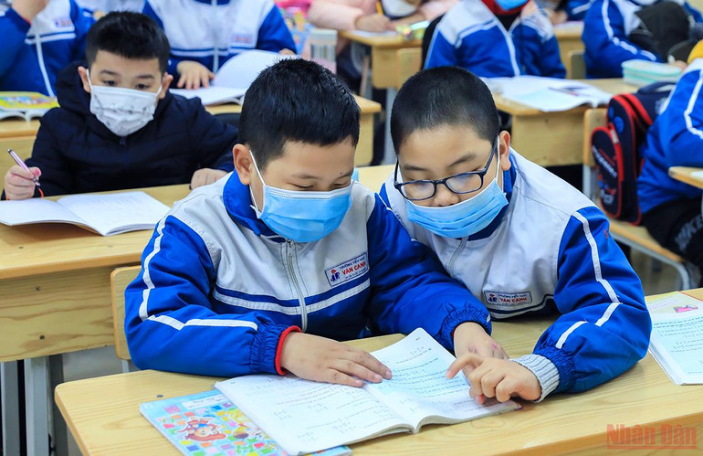 Hà Nội: Học sinh khối tiểu học và lớp 6 trong ngày đầu trở lại trường -0