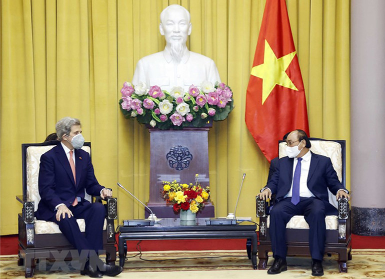 Chủ tịch nước Nguyễn Xuân Phúc tiếp Đặc phái viên của Tổng thống Hoa Kỳ John Kerry. (Ảnh: TTXVN) Chủ tịch nước Nguyễn Xuân Phúc tiếp Đặc phái viên Tổng thống Hoa Kỳ về Biến đổi khí hậu -0