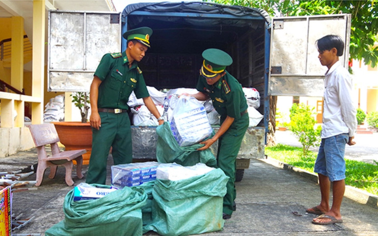 Ban Chỉ huy Đồn Biên phòng cửa khẩu cảng Dương Đông bắt giữ đối tượng vận chuyển thuốc lá lậu. Bảo vệ vững chắc chủ quyền biên giới, vùng biển, đảo Kiên Giang -0