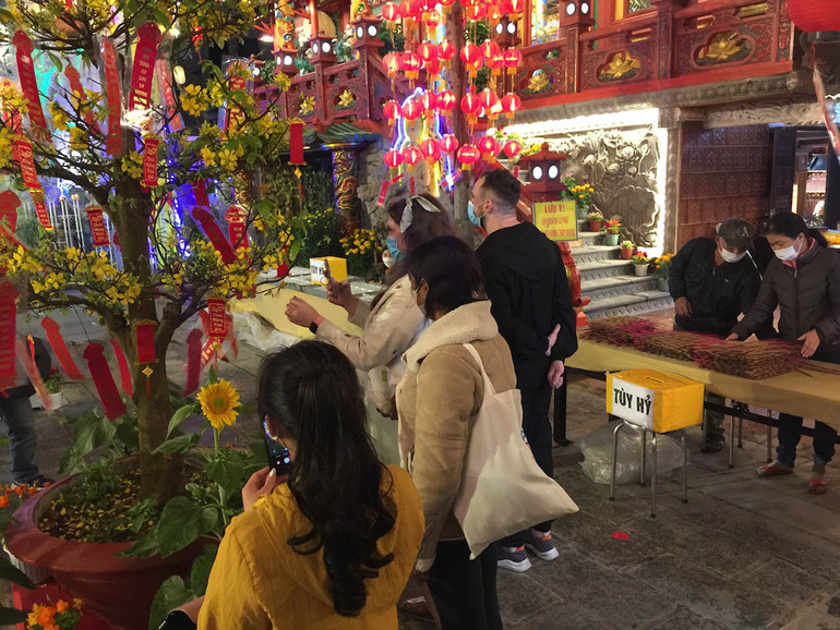 Người dân Đà Nẵng mua lộc may mắn đầu năm -0