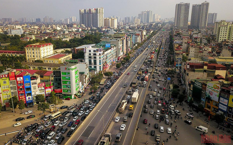 Hà Nội: Người dân lỉnh kỉnh đồ đạc về quê ăn Tết, nhiều tuyến đường ùn ứ -0