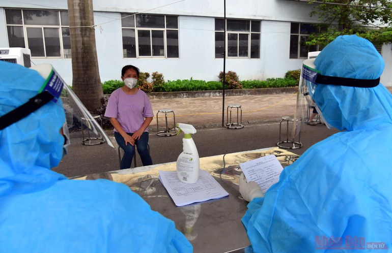 Xét nghiệm Covid-19 cho người dân xã Kim Chung -7