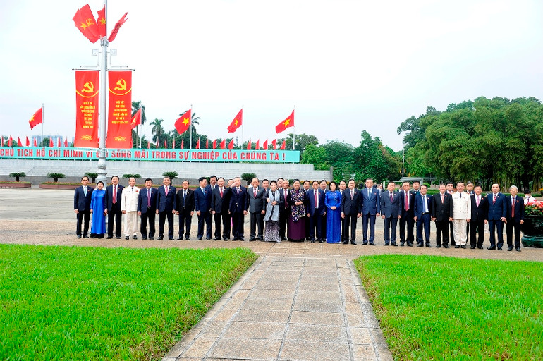 Lãnh đạo Đảng, Nhà nước và đại biểu Quốc hội vào Lăng viếng Chủ tịch Hồ Chí Minh -1