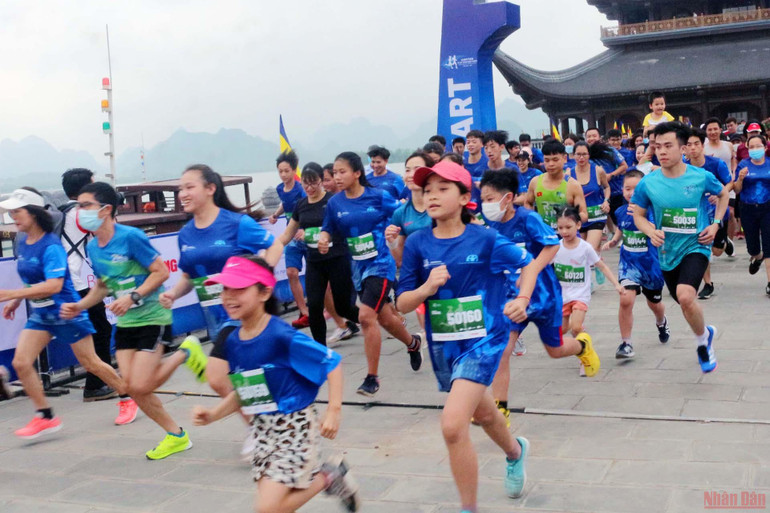Các vận động viên nhí tham gia giải marathon. (Ảnh: Đào Phương) Giải Marathon Vì an toàn giao thông lần thứ nhất năm 2022 -0