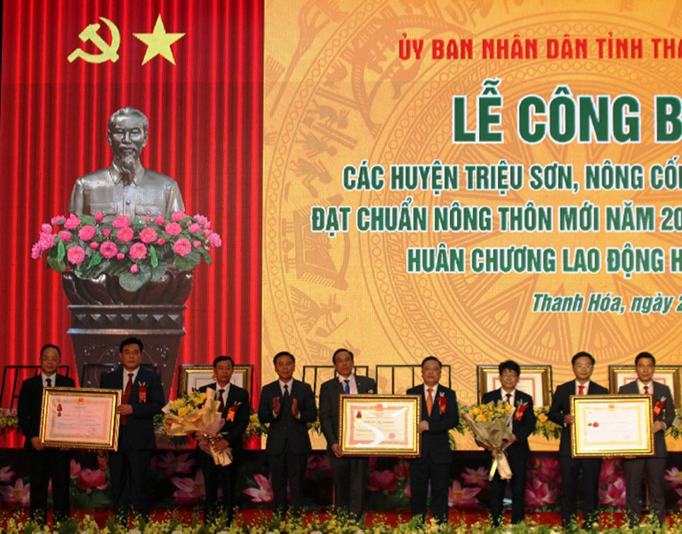 Thừa ủy quyền của Chủ tịch nước, Bí thư Tỉnh ủy Thanh Hóa trao Huân chương Lao động cho các huyện Triệu Sơn, Nông Cống, Thiệu Hóa có thành tích xuất sắc trong phong trào xây dựng nông thôn mới. 3 huyện của tỉnh Thanh Hóa đạt chuẩn nông thôn mới -0