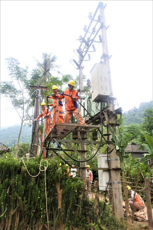Nỗ lực đưa điện đến bản xa -1