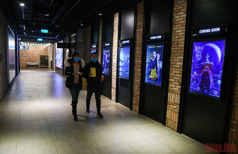 Rạp chiếu phim ở Hà Nội ngày đầu mở cửa trở lại, lượng người đến xem khá vắng -0