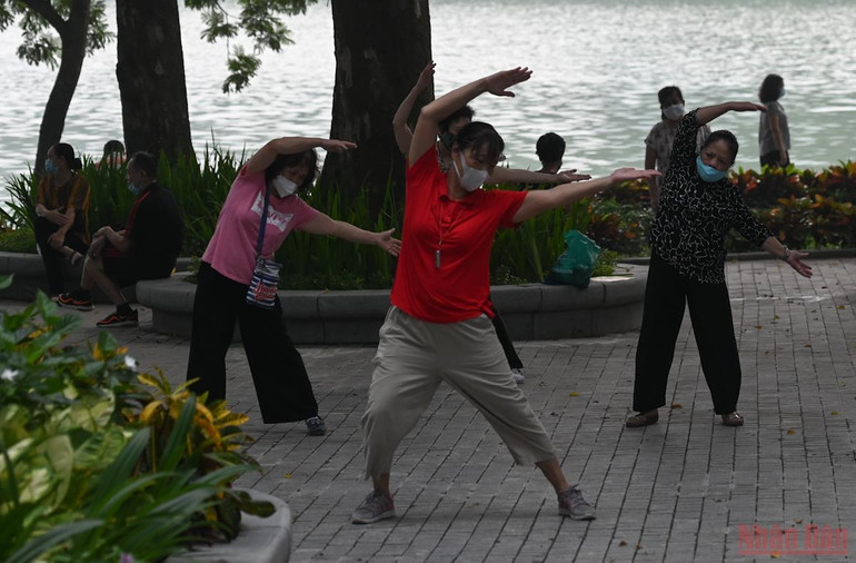 Người dân Hà Nội xuống đường tập thể dục sau nhiều ngày giãn cách -0