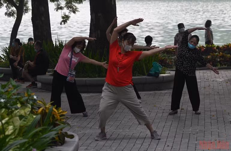 Người dân Hà Nội xuống đường tập thể dục sau nhiều ngày giãn cách -0