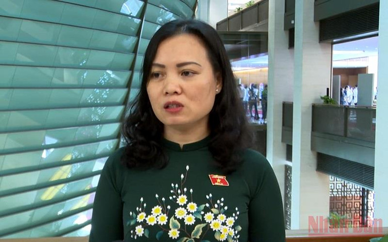 Đại biểu Huỳnh Thị Phúc chia sẻ bên hành lang Quốc hội. (Ảnh: TRUNG HƯNG) Kỳ họp của đổi mới và sáng tạo, linh hoạt đáp ứng nguyện vọng cử tri và nhân dân -0