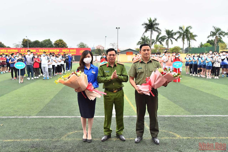Đại tá Nguyễn Đăng Sáu, Phó Giám đốc Học viện Cảnh sát nhân dân tặng hoa chúc mừng đại diện Đoàn Thanh niên Bộ Công an và Trung ương Đoàn Thanh niên Cộng sản Hồ Chí Minh nhân kỉ niệm 91 năm ngày thành lập Đoàn. Thanh niên Công an nhân dân - Khỏe để xây dựng và bảo vệ Tổ quốc -0