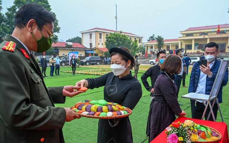 Các đại biểu thưởng thức món bánh dày truyền thống của đồng bào dân tộc nơi đây. Ấm áp niềm vui trong Ngày hội Đại Đoàn kết toàn dân -0
