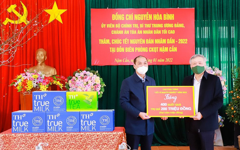 Đồng chí Nguyễn Hòa Bình và đoàn công tác trao tặng 400 suất quà trị giá 200 triệu đồng cho đồng bào nghèo huyện Kỳ Sơn. Chánh án Tòa án nhân dân tối cao Nguyễn Hòa Bình thăm, chúc Tết tại Nghệ An -0
