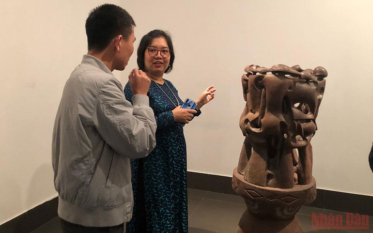 Cán bộ Bảo tàng Mỹ thuật Việt Nam đang hướng dẫn cho người tham quan về những hiện vật của Bảo tàng thời điểm trước khi dịch bệnh xảy ra. Văn hóa thời công nghệ số -0