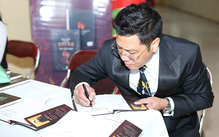 NSND Quốc Hưng ra mắt sách về opera -0