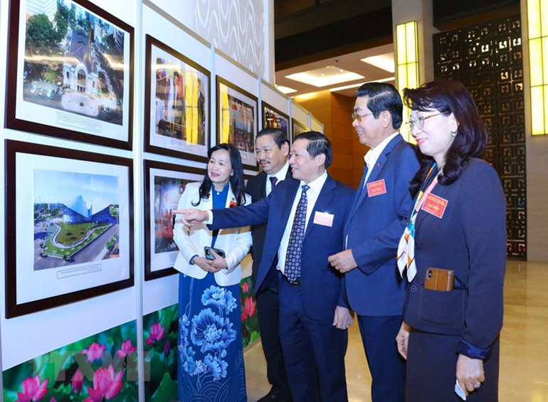 Các đại biểu tham quan triển lãm ảnh được trưng bày tại hội nghị. (Ảnh: TTXVN) Sáng 24/11, khai mạc Hội nghị Văn hóa toàn quốc -0