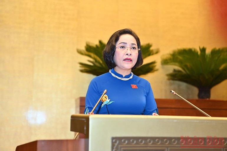 Trưởng Ban Công tác đại biểu thuộc Ủy ban Thường vụ Quốc hội Nguyễn Thị Thanh trình bày Báo cáo giải trình, tiếp thu, chỉnh lý dự thảo Nghị quyết. (Ảnh: LINH KHOA NGUYÊN) Quốc hội thông qua Nghị quyết về hoạt động chất vấn tại Kỳ họp thứ ba -0