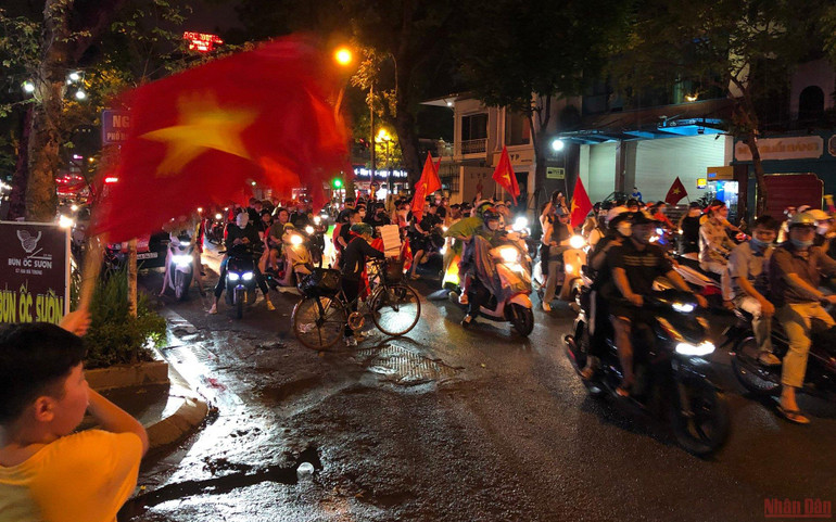 Người dân đổ ra đường ăn mừng U23 Việt Nam vô địch SEA Games 31 -0