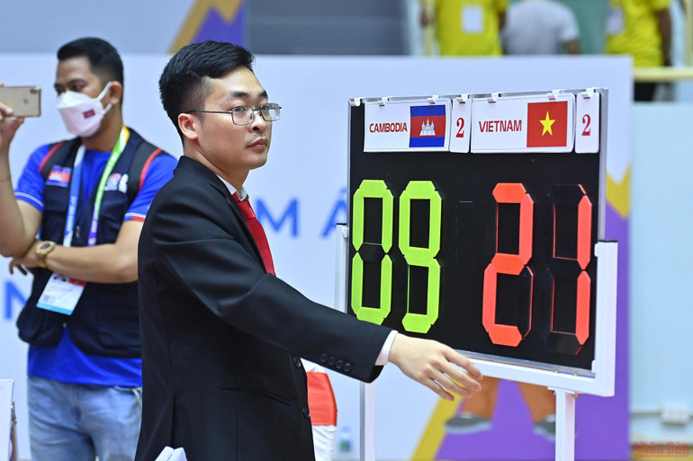 Chỉ sau 37 phút thi đấu, đội cầu mây nam Việt Nam đã dành chiến thắng 21-9 trước đội Campuchia. Những pha bóng đẹp môn Cầu mây trong trận đấu đồng đội 3 người nam giữa Việt Nam và Campuchia -0