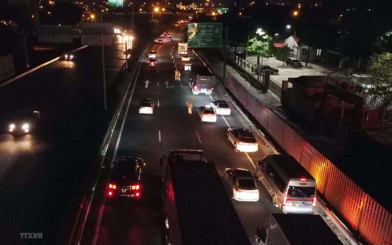 Từng hàng xe dài hướng về trung tâm thành phố. (Ảnh: Phạm Kiên/TTXVN) Người dân ùn ùn quay trở lại Hà Nội trong đêm do sợ tắc đường -1