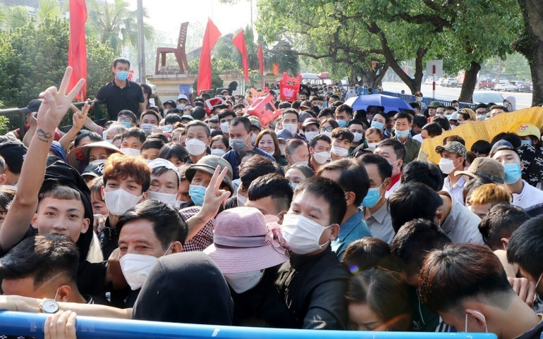 Phú Thọ: Chen chân xếp hàng mua vé xem bóng đá SEA Games 31 -0