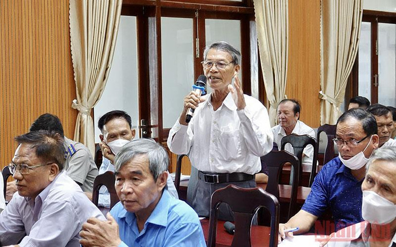 Cử tri huyện đảo Lý Sơn nêu ý kiến, kiến nghị tại buổi tiếp xúc với Đoàn đại biểu Quốc hội tỉnh Quảng Ngãi. Phó Chủ tịch Quốc hội Trần Quang Phương tiếp xúc cử tri Lý Sơn -0