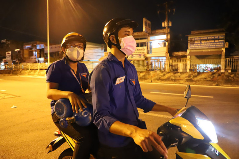Vận chuyển oxy trong đêm đến nơi người bệnh cần. Không để sự sống của người bệnh bị đe dọa vì thiếu oxy -0