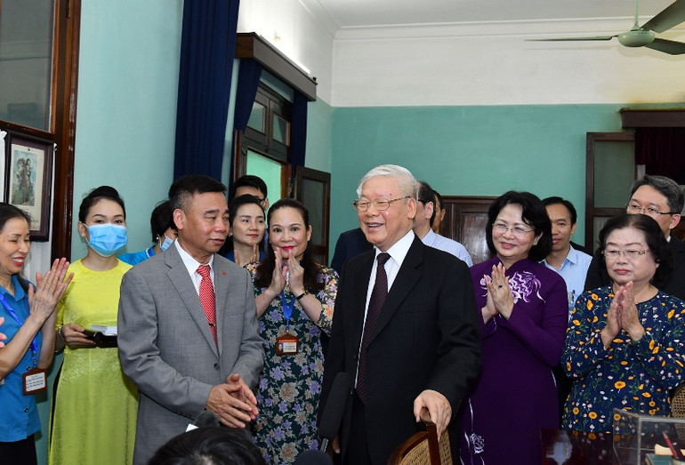 Tổng Bí thư, Chủ tịch nước Nguyễn Phú Trọng thăm hỏi, trò chuyện với cán bộ, nhân viên tại Khu Di tích Chủ tịch Hồ Chí Minh tại Phủ Chủ tịch. Tổng Bí thư, Chủ tịch nước Nguyễn Phú Trọng dâng hương, tưởng niệm Chủ tịch Hồ Chí Minh tại Nhà 67 -0