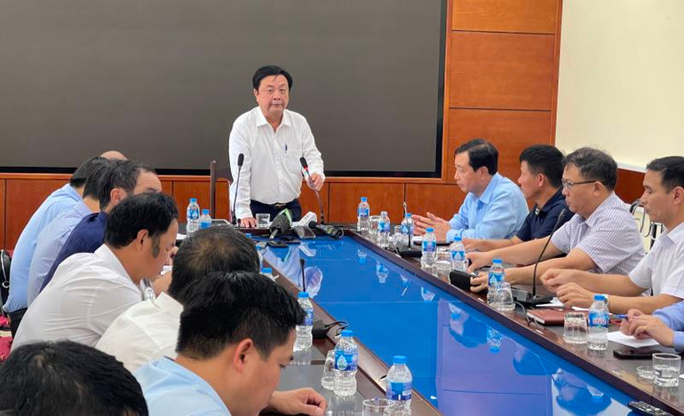 Bộ trưởng Lê Minh Hoan chỉ đạo công tác phòng, chống thiên tai tại buổi làm việc. Bộ trưởng Lê Minh Hoan kiểm tra công tác xả lũ Nhà máy thủy điện Hòa Bình -0