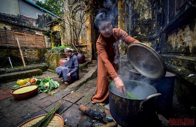 Dù là ở miền quê hay thành thị thì vào dịp Tết, người Việt cũng không quên tắm lá mùi như một cách rửa trôi đi những thứ tanh tao của năm cũ, chỉ giữ lại cảm giác thanh sạch, sảng khoái đón năm mới về. (Ảnh: Thành Đạt) Tái hiện hình ảnh Tết xưa – lưu giữ những giá trị truyền thống tốt đẹp -0