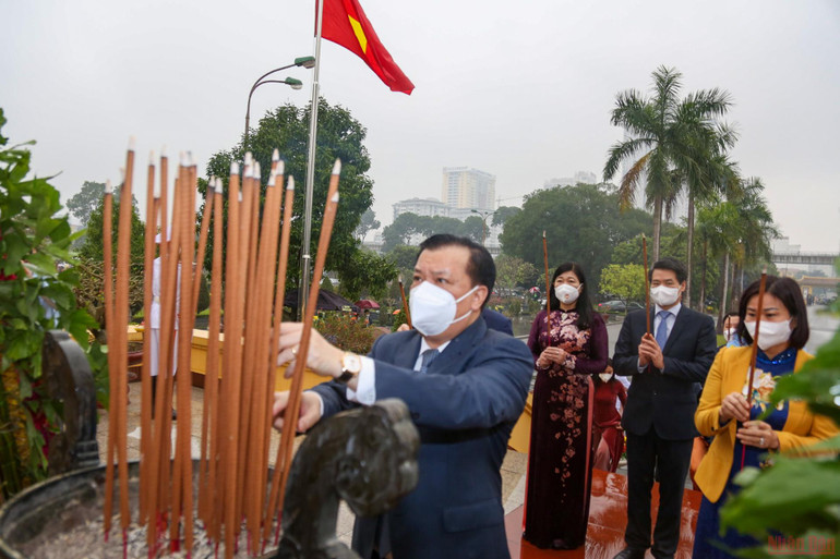 Các đồng chí lãnh đạo Đảng, Nhà nước vào Lăng viếng Chủ tịch Hồ Chí Minh -0