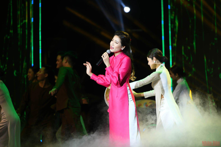 (Ảnh: THÀNH ĐẠT) 21 giờ 08 phút: Ca sĩ Quỳnh Anh, Nhà hát nghệ thuật Đương đại Việt Nam trình bày ca khúc “Quê hương” (Sáng tác: Giáp Văn Thạch. Thơ: Đỗ Trung Quân, Biên đạo: NSUT Nguyễn Thuỳ) -0