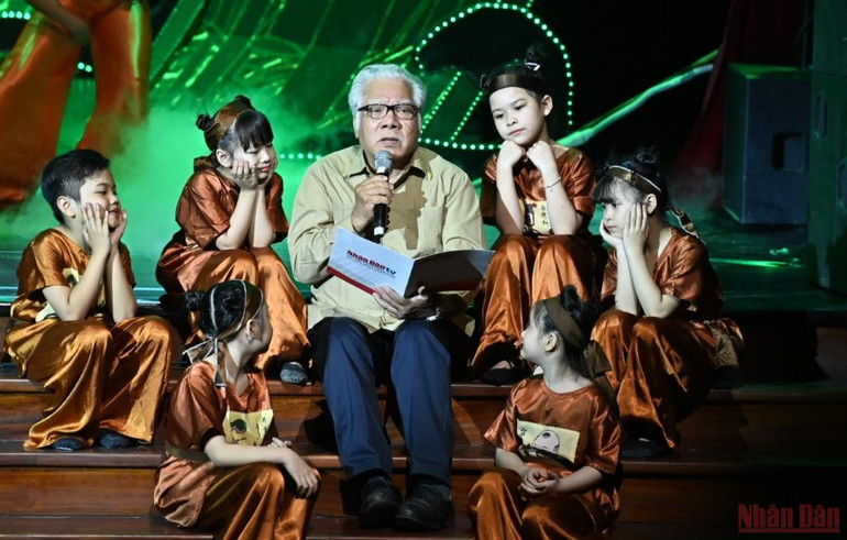 (Ảnh: ĐĂNG KHOA) 21 giờ 36 phút: Tiếng mẹ đẻ khiến người ta nhận ra nhau là người có chung nguồn cội -0