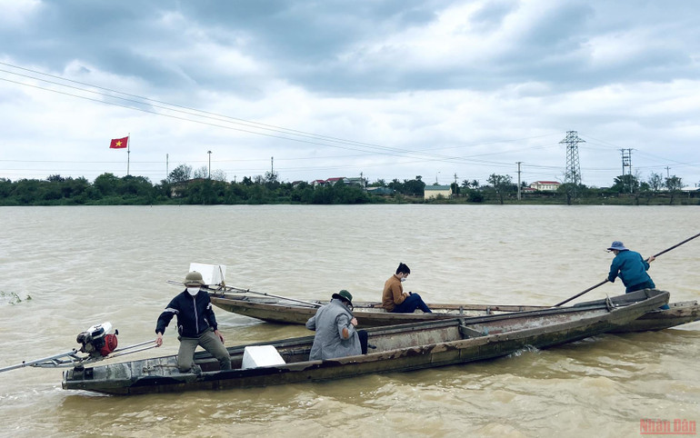 Ekip sản xuất tác nghiệp tại sông Bến Hải, tỉnh Quảng Trị. (Ảnh: Truyền hình Nhân dân)