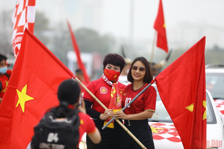 Cổ động viên Việt Nam hâm nóng sân Mỹ Đình trước trận Việt Nam-Oman -0